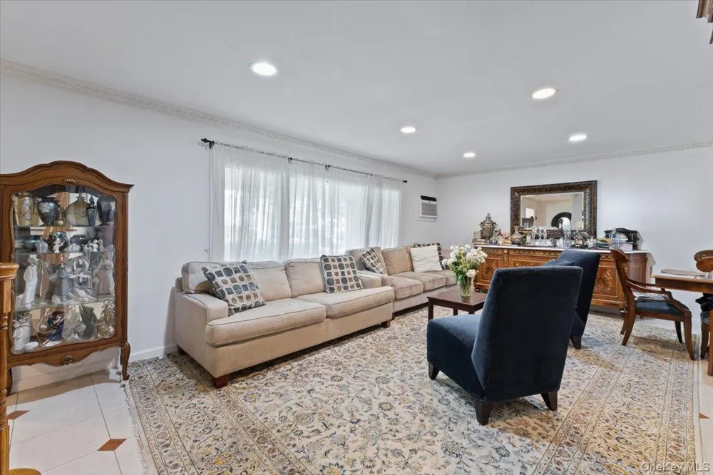25 Bentley Road Great Neck, NY 11023
