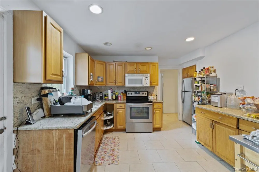25 Bentley Road Great Neck, NY 11023