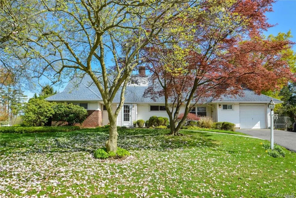 14 Peachtree Lane Roslyn, NY 11576