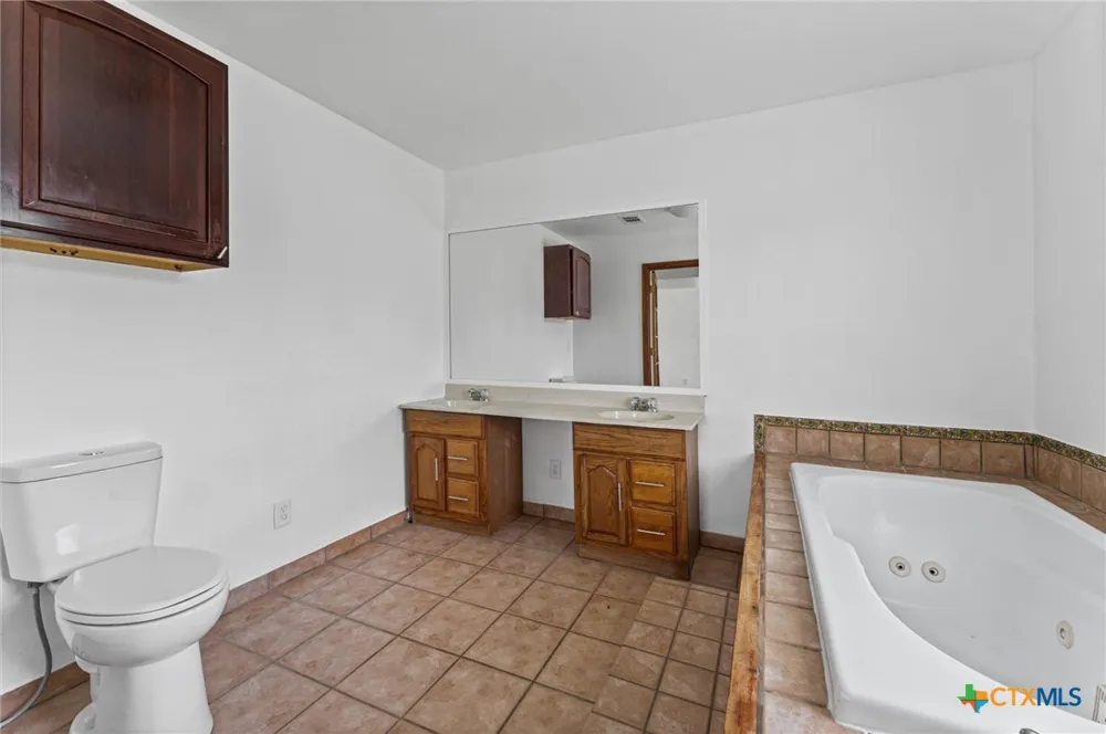 1214 E Oak Street Goliad, TX 77963
