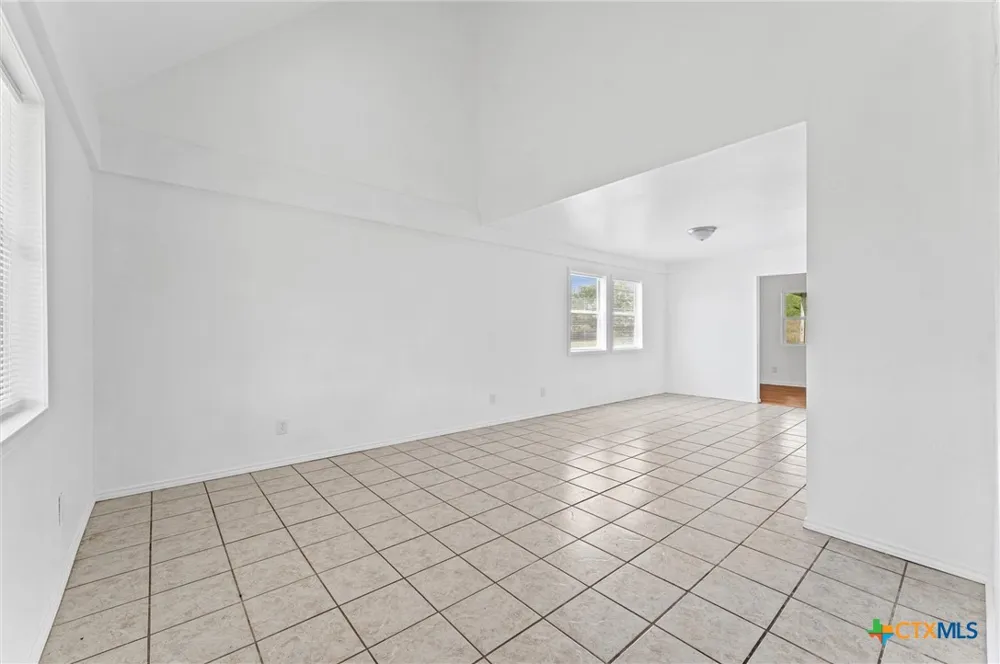 1214 E Oak Street Goliad, TX 77963