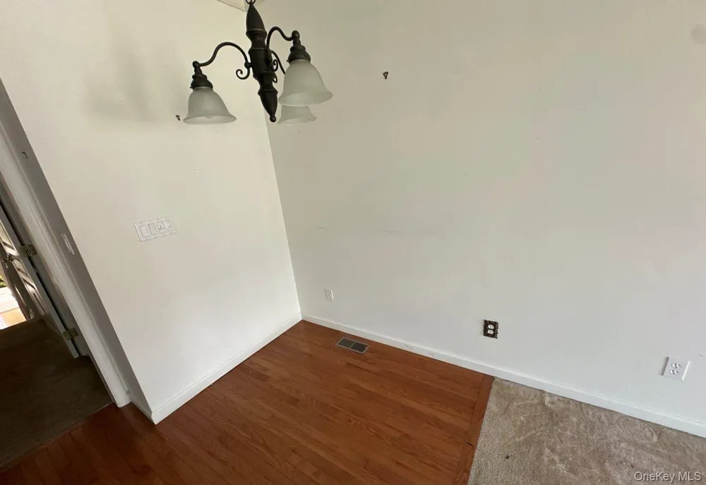 35 Sugar Pine Lane Bay Shore, NY 11706
