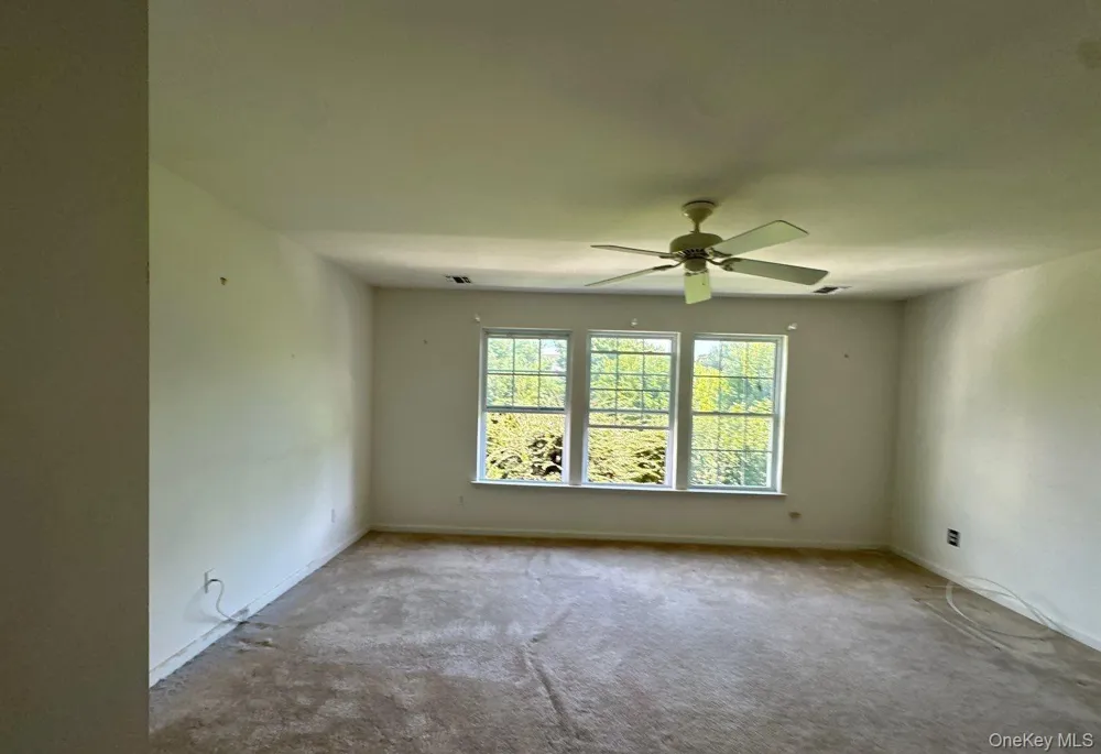 35 Sugar Pine Lane Bay Shore, NY 11706