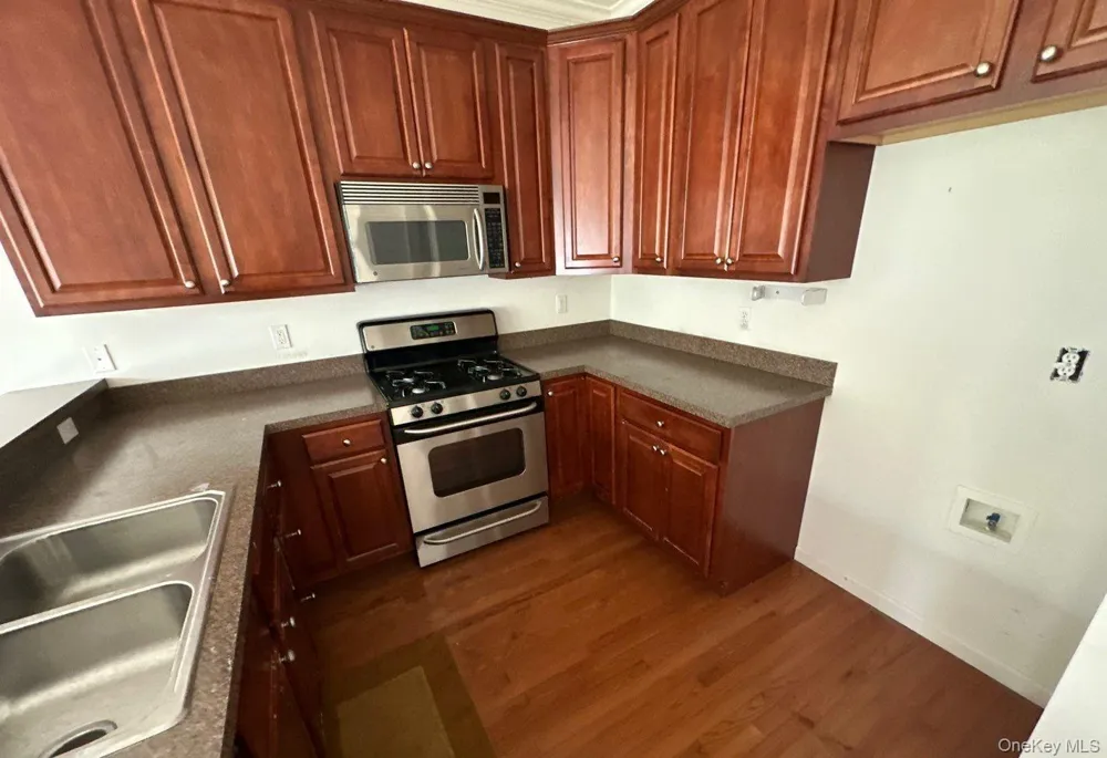 35 Sugar Pine Lane Bay Shore, NY 11706
