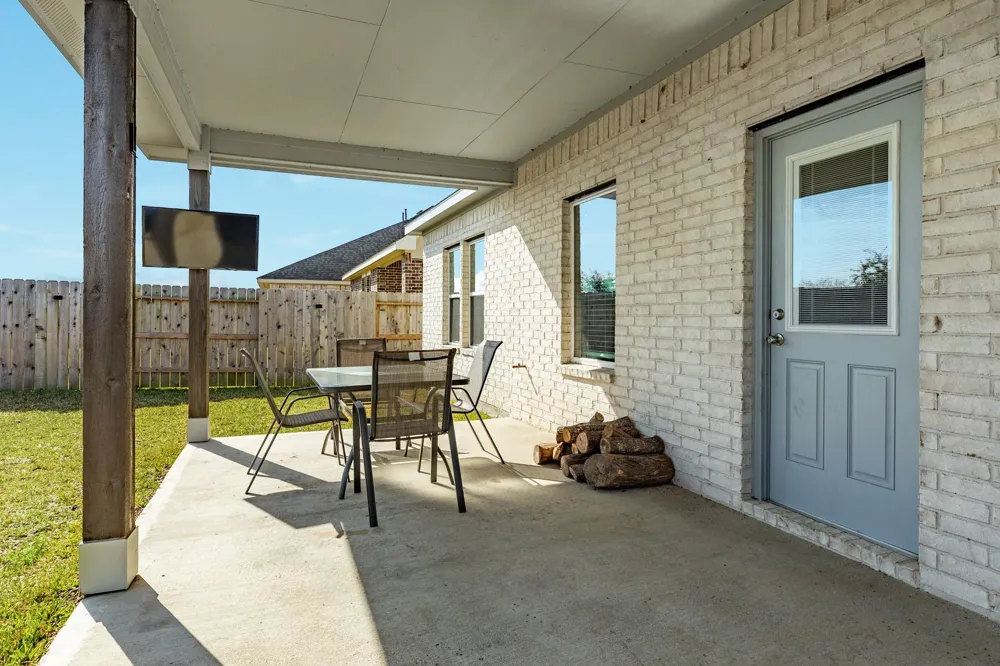 3640 Crosspointe Pass Angleton, TX 77515