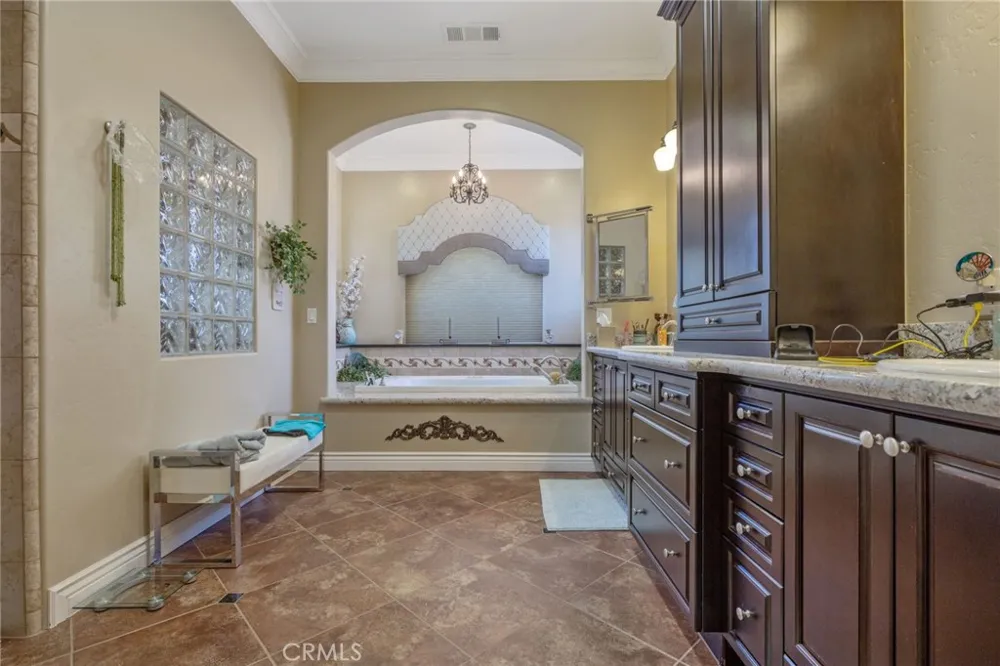 2579 Meadow View Hanford, CA 93230