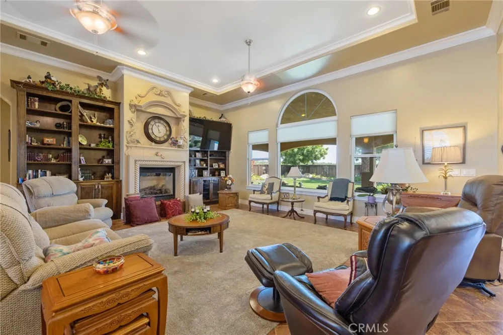 2579 Meadow View Hanford, CA 93230