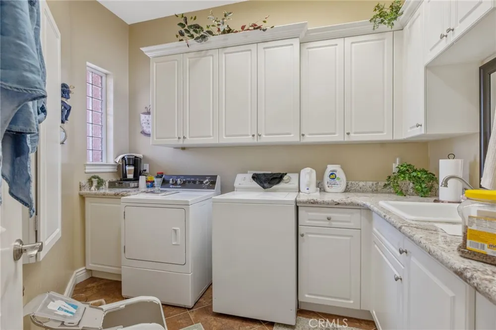 2579 Meadow View Hanford, CA 93230