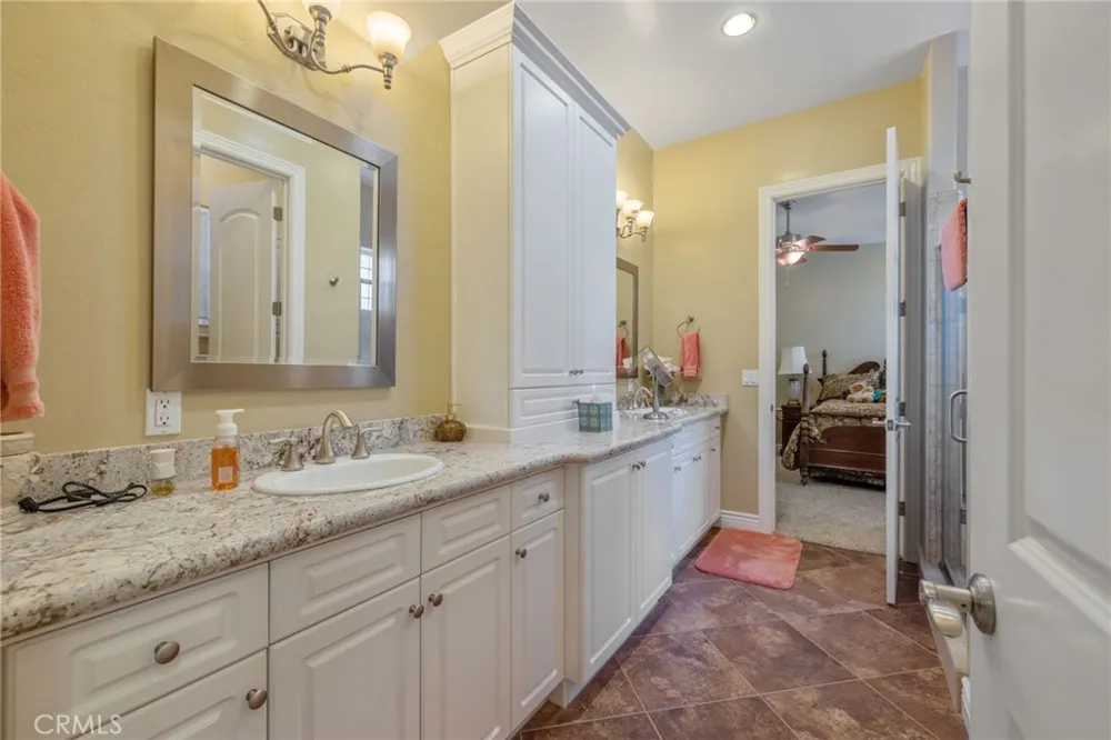 2579 Meadow View Hanford, CA 93230