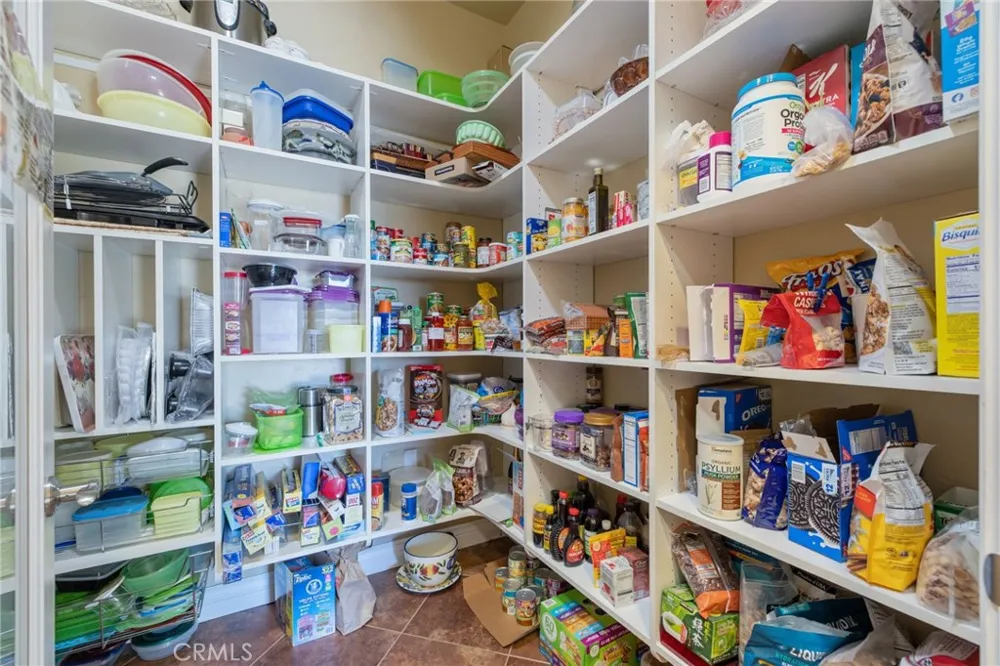 2579 Meadow View Hanford, CA 93230