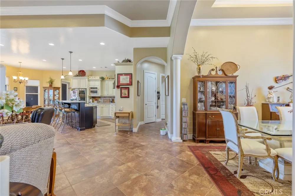 2579 Meadow View Hanford, CA 93230