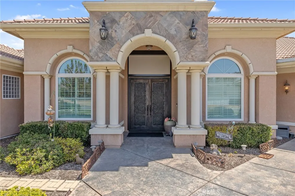 2579 Meadow View Hanford, CA 93230