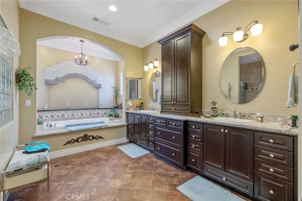 2579 Meadow View Hanford, CA 93230