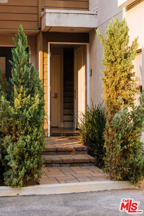 1400 Fuller Avenue #16 Los Angeles, CA 90046
