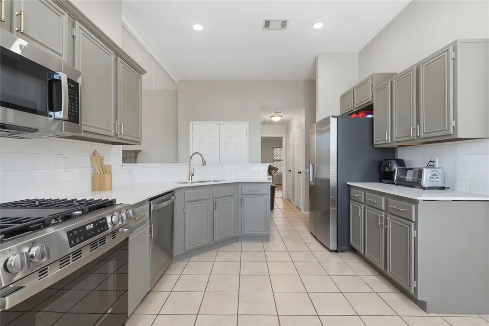 2704 Oak Creek Mesquite, TX 75181