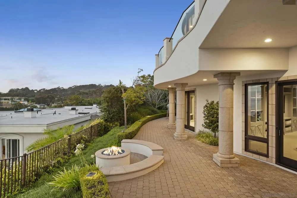 2516 Ruette Nicole La Jolla, CA 92037