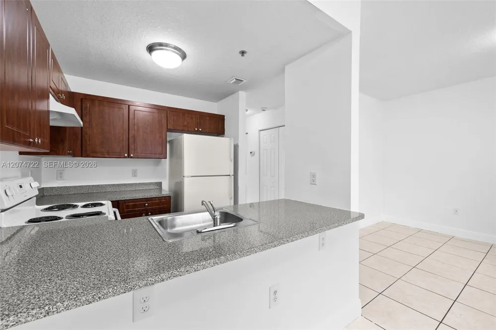 2405 W 78th St #202 Hialeah, FL 33016