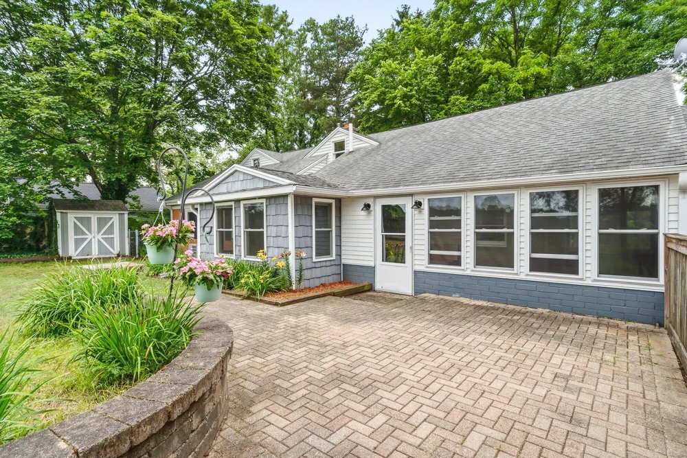 1218 Pinehurst Boulevard Kalamazoo, MI 49006