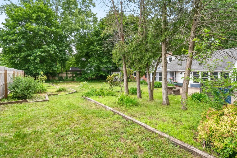 1218 Pinehurst Boulevard Kalamazoo, MI 49006