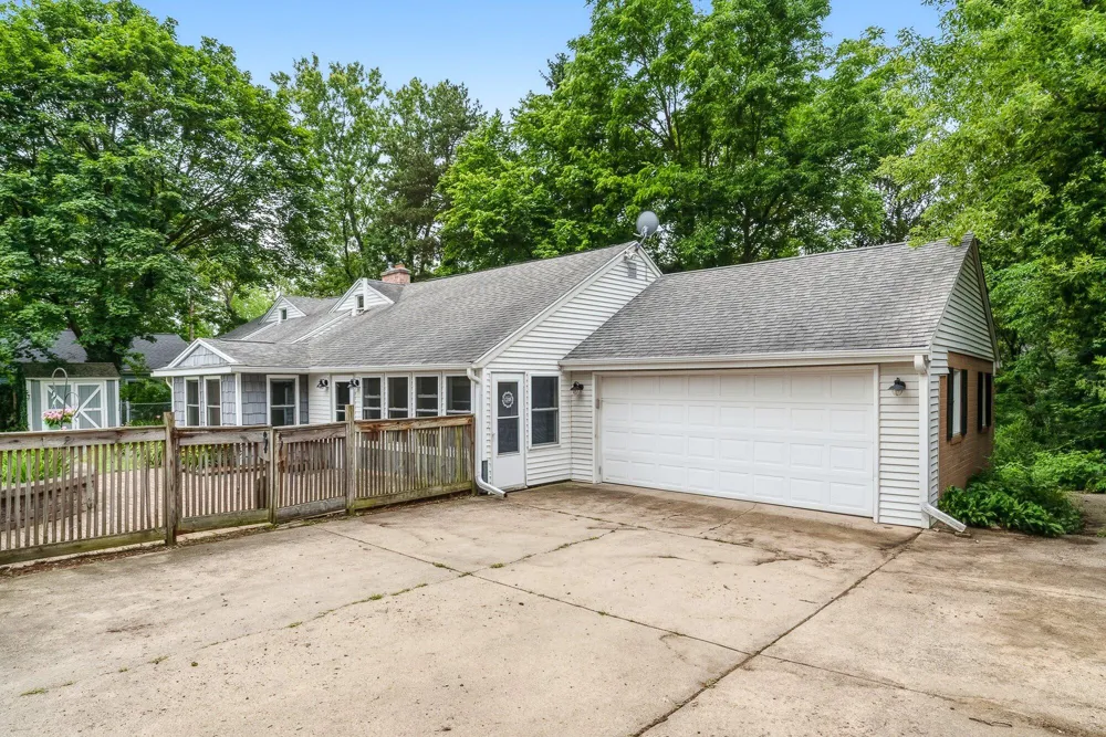 1218 Pinehurst Boulevard Kalamazoo, MI 49006