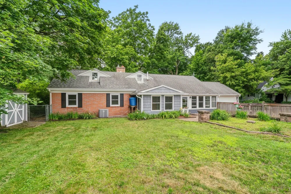 1218 Pinehurst Boulevard Kalamazoo, MI 49006