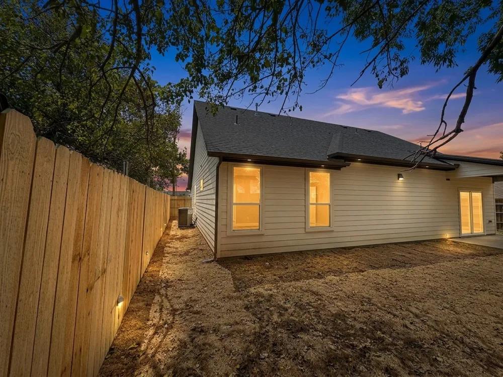 338 TEXANA STREET Van Alstyne, TX 75495