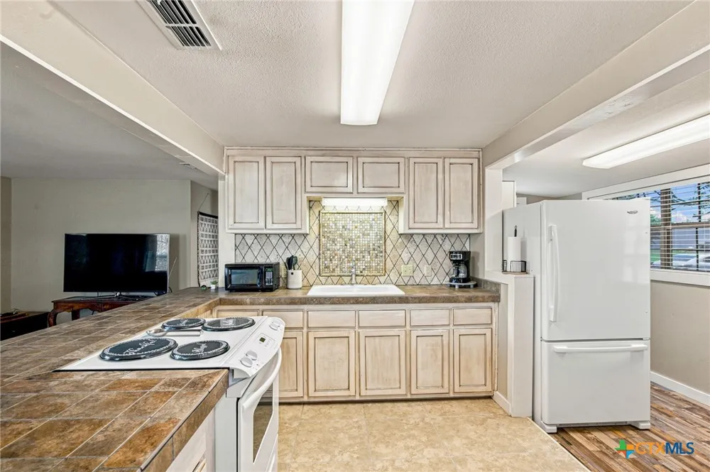 7214 State Highway 185 Victoria, TX 77905