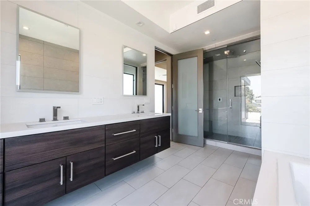 1643 S Carmelina Los Angeles, CA 90025