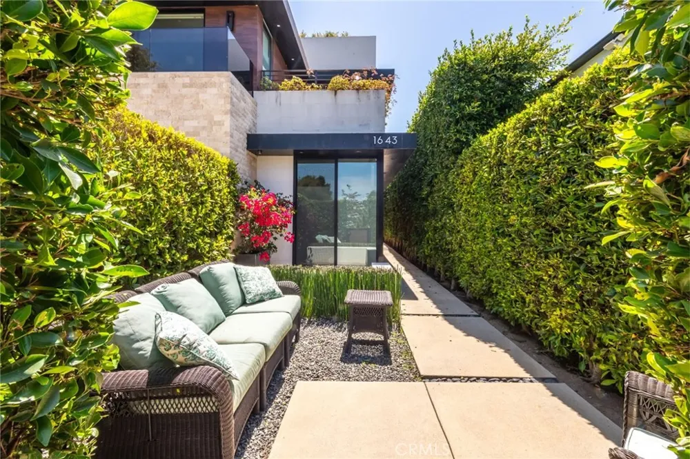1643 S Carmelina Los Angeles, CA 90025
