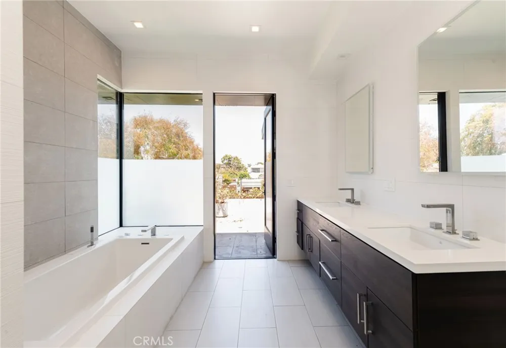 1643 S Carmelina Los Angeles, CA 90025