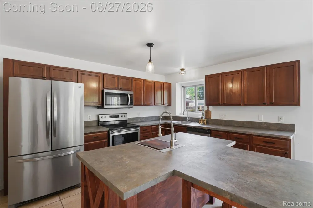 22571 E 13 Mile Road St Clair Shores City, MI 48082