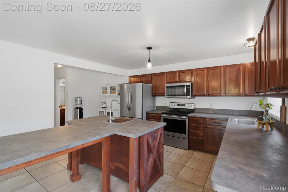 22571 E 13 Mile Road St Clair Shores City, MI 48082