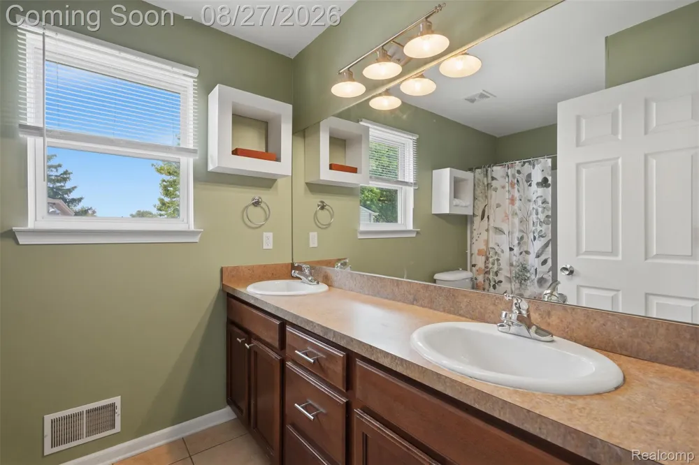 22571 E 13 Mile Road St Clair Shores City, MI 48082