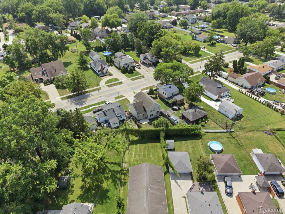 22571 E 13 Mile Road St Clair Shores City, MI 48082
