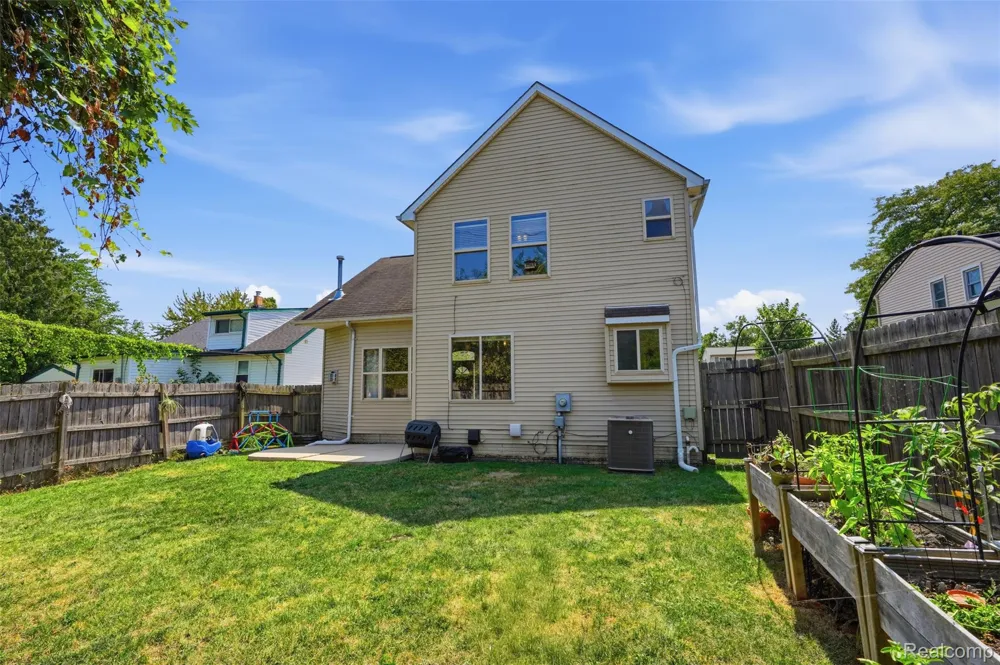 22571 E 13 Mile Road St Clair Shores City, MI 48082