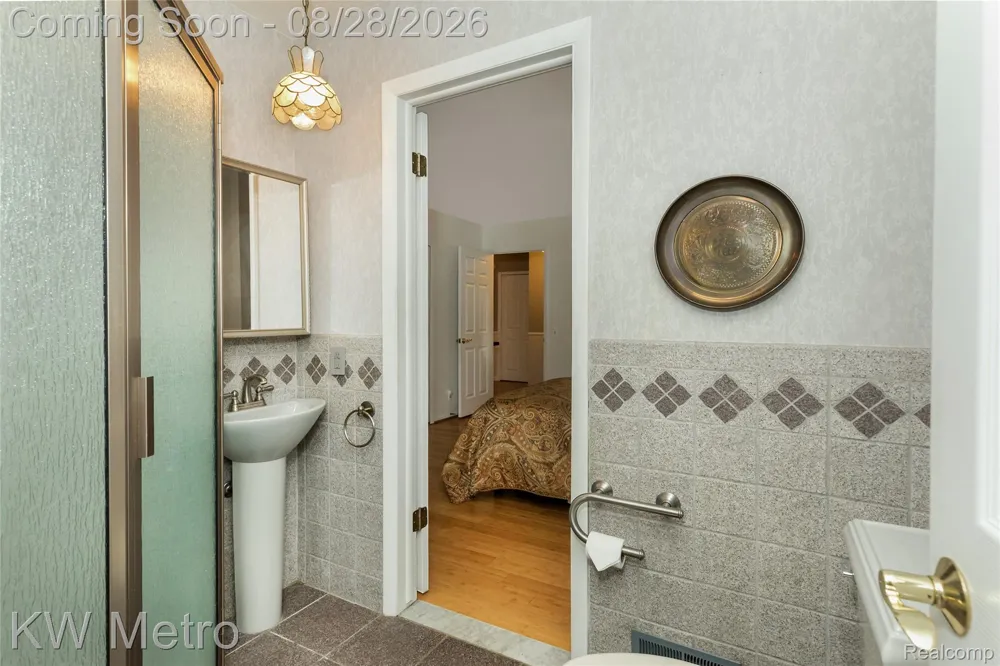 2330 Washington Avenue Royal Oak City, MI 48073