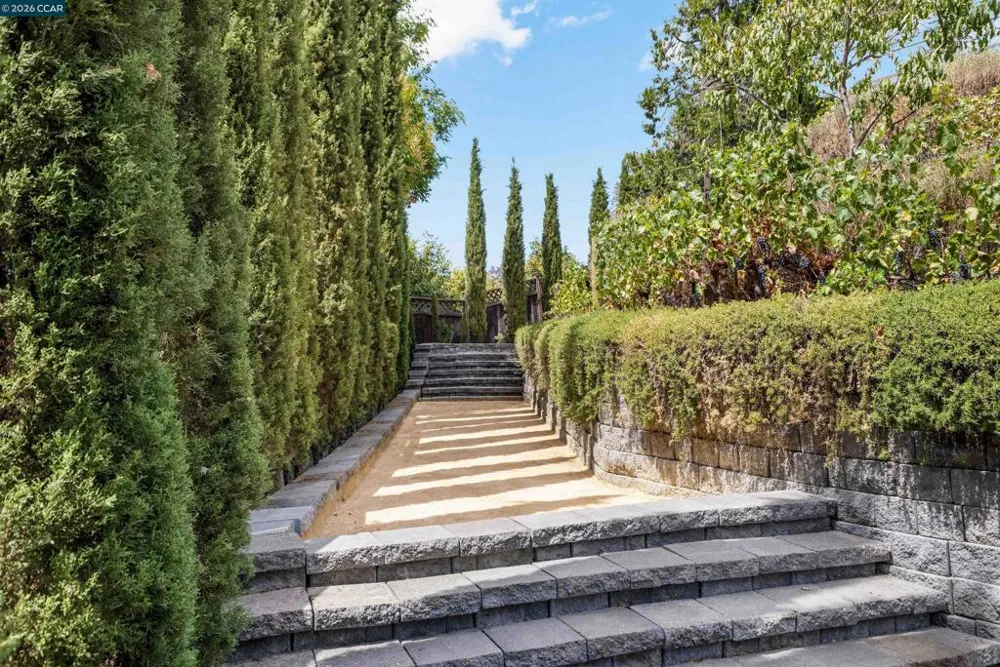 950 Country Lane Walnut Creek, CA 94596