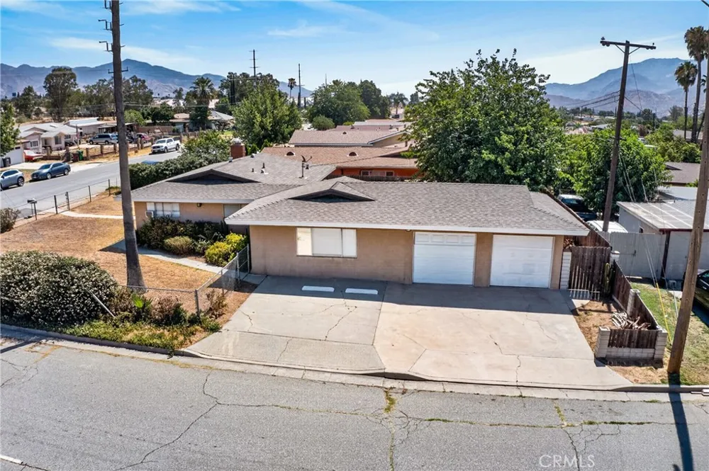 2174 W Lincoln Banning, CA 92220
