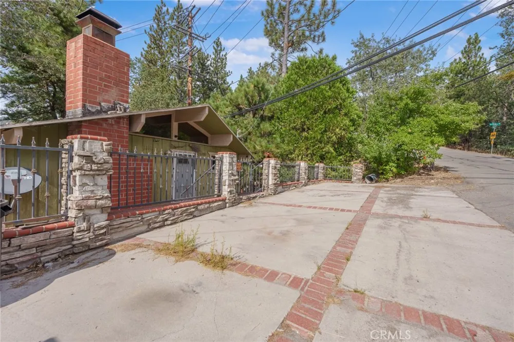 32892 Lone Pine Running Springs, CA 92382
