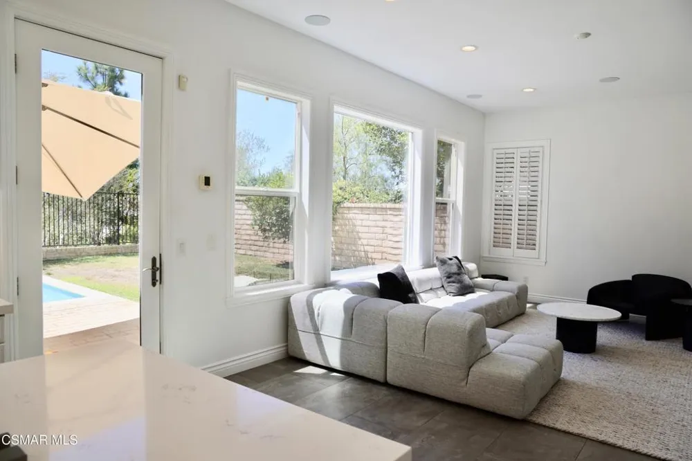 6072 Mandeville Place Oak Park, CA 91377