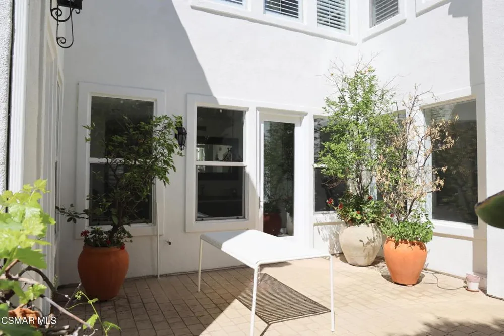 6072 Mandeville Place Oak Park, CA 91377