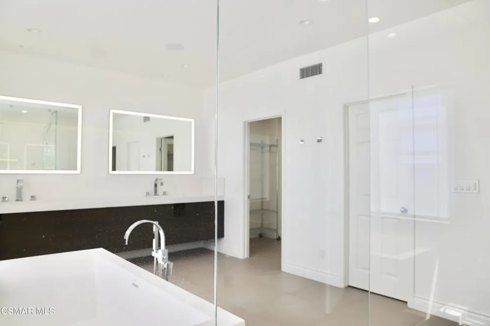 6072 Mandeville Place Oak Park, CA 91377