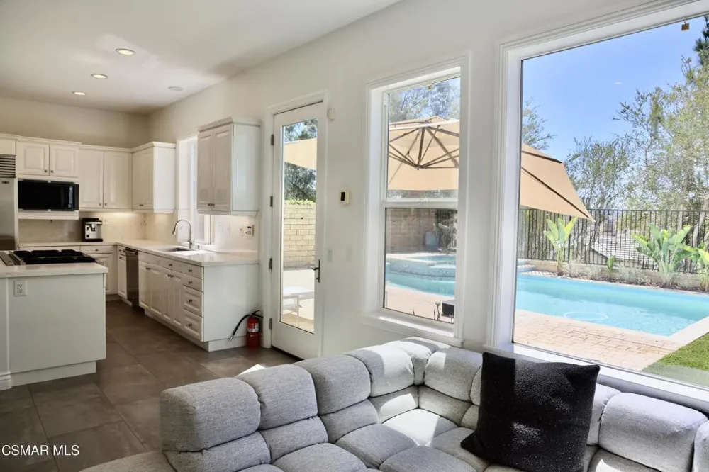 6072 Mandeville Place Oak Park, CA 91377
