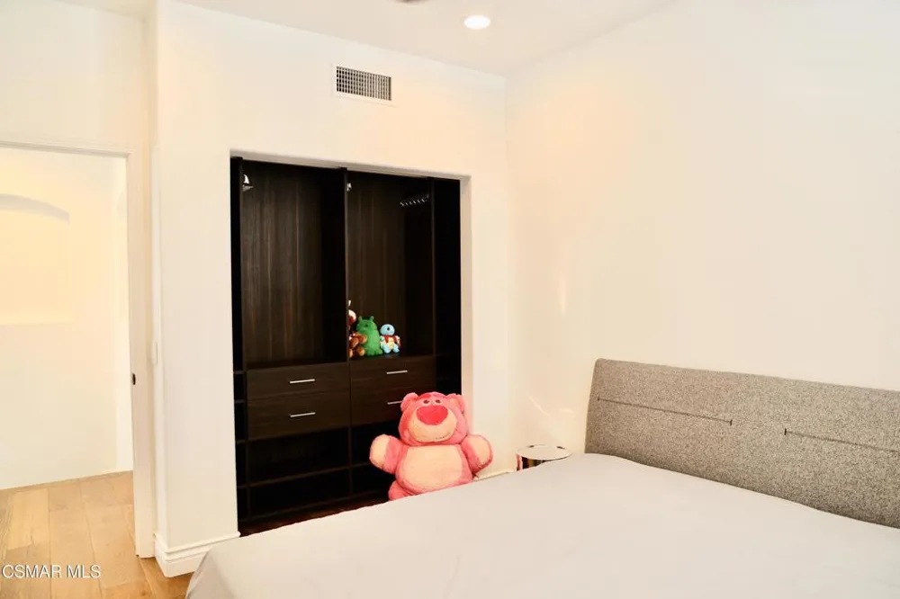 6072 Mandeville Place Oak Park, CA 91377