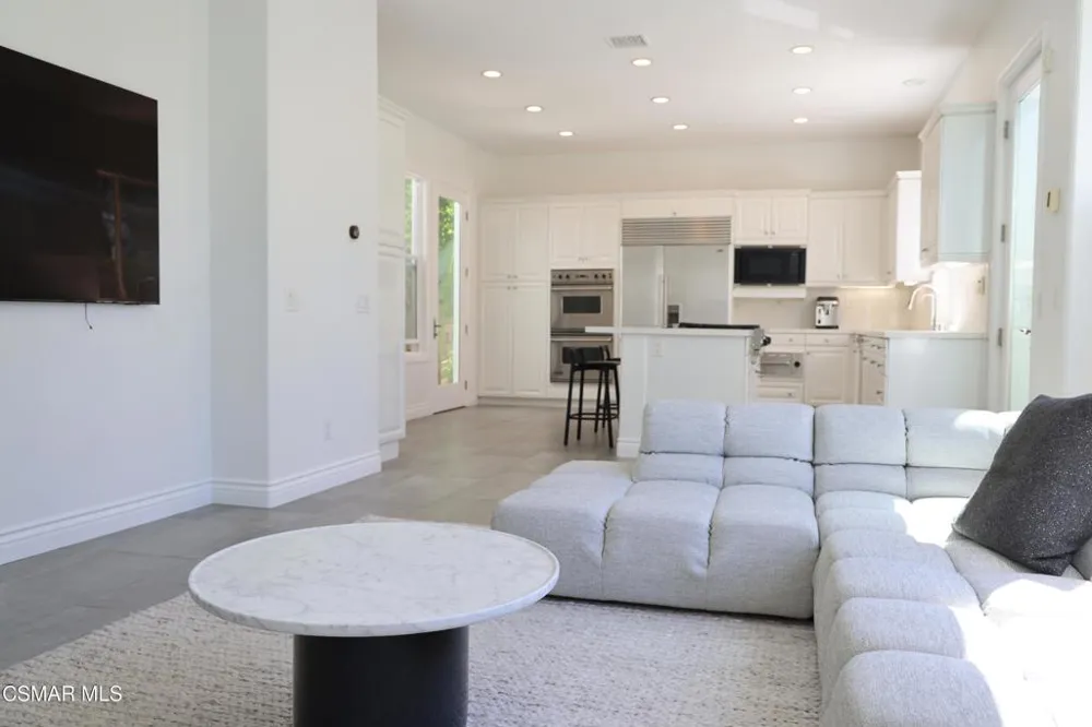 6072 Mandeville Place Oak Park, CA 91377