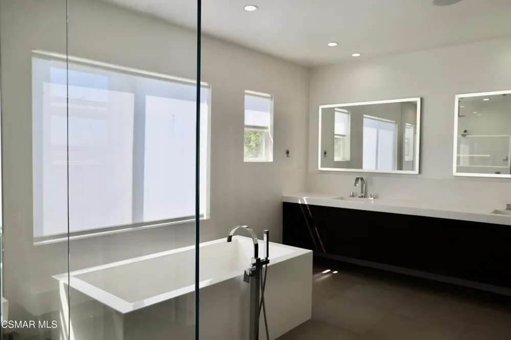 6072 Mandeville Place Oak Park, CA 91377