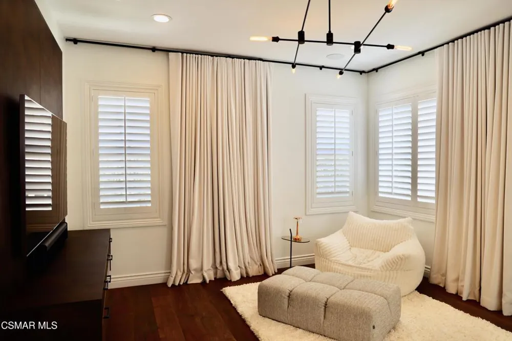 6072 Mandeville Place Oak Park, CA 91377