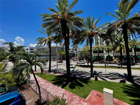441 Collins Ave #30