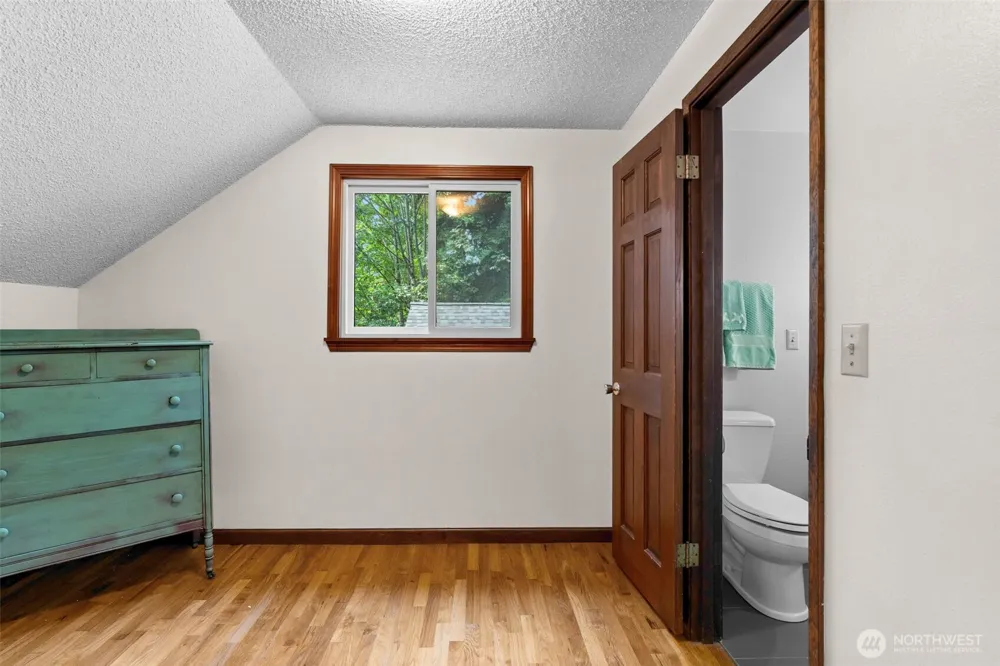 25235 SE Mirrormont Drive Issaquah, WA 98027