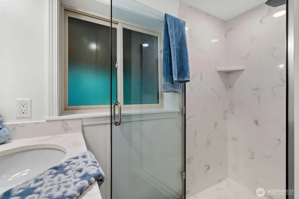 25235 SE Mirrormont Drive Issaquah, WA 98027
